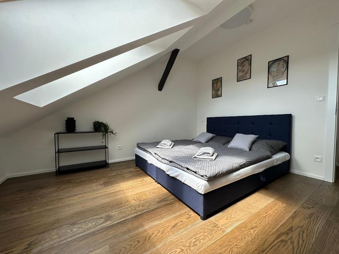 Loft Apartments Praga Esterno foto